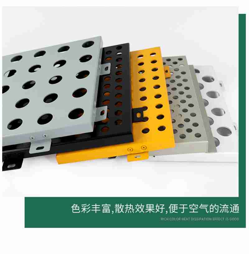 对明长城进行资源调查时,于海宽在做工作记录。受访者供图
